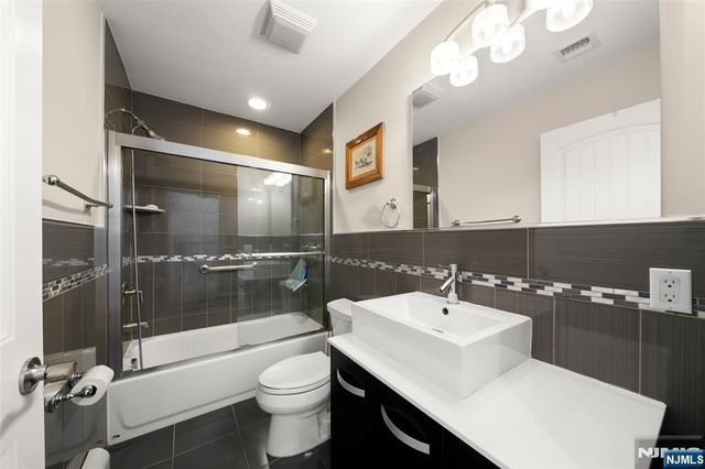 463 8th Street B, Palisades Park, NJ 07650