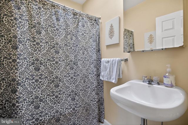 132 E HARTWELL LN, Philadelphia, PA 19118