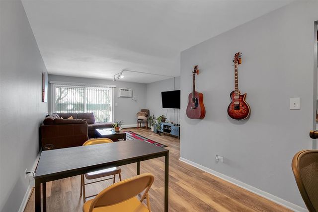 850 S Lorraine Road 3B, Wheaton, IL 60189