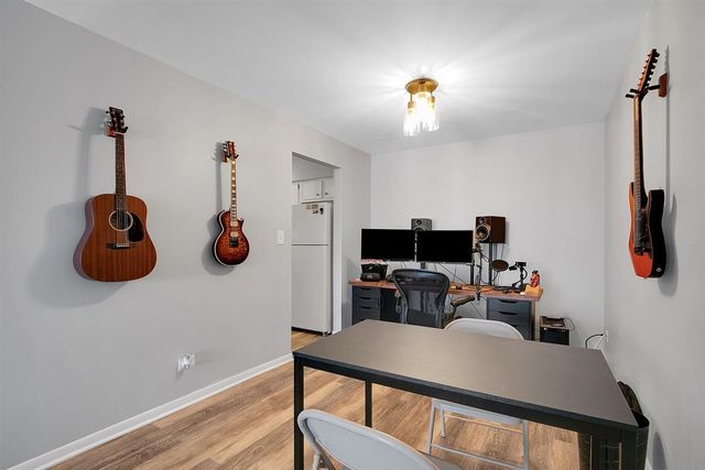 850 S Lorraine Road 3B, Wheaton, IL 60189