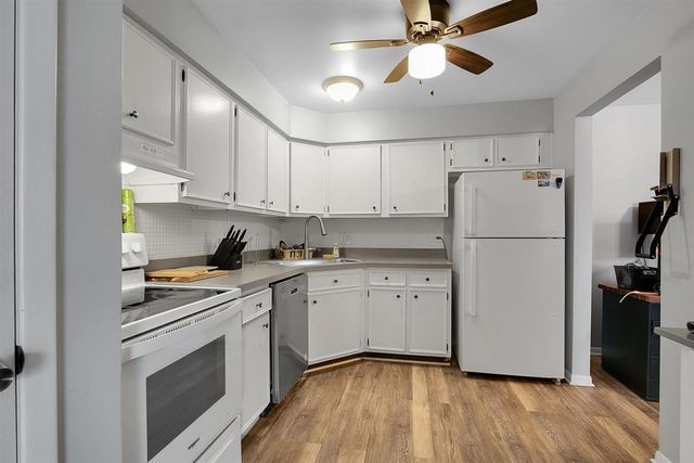 850 S Lorraine Road 3B, Wheaton, IL 60189