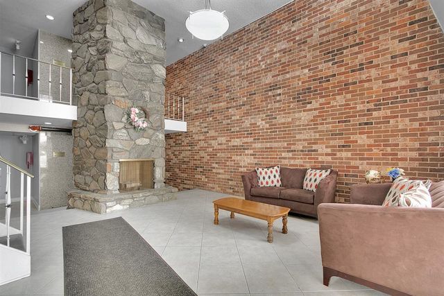 850 S Lorraine Road 3B, Wheaton, IL 60189