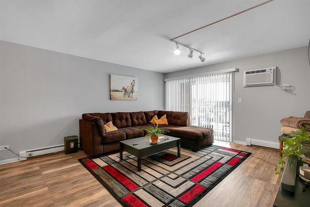 850 S Lorraine Road 3B, Wheaton, IL 60189