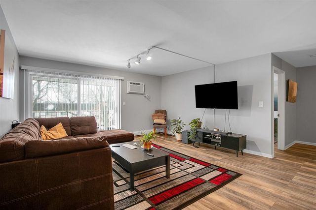 850 S Lorraine Road 3B, Wheaton, IL 60189