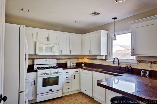 1071 E 138th Street, Glenpool, OK 74033