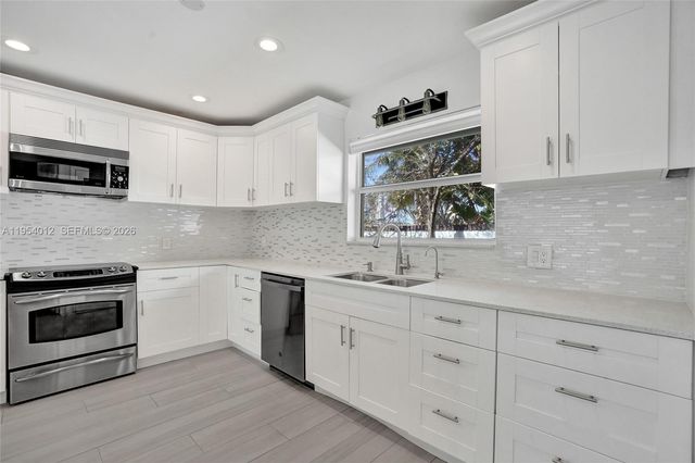 2724 NE 10th St, Pompano Beach, FL 33062