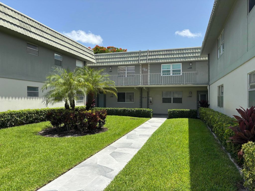 652 Flanders N, Delray Beach, FL 33484