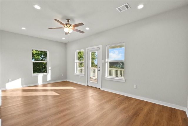 101 Grove Street, La Porte, TX 77571