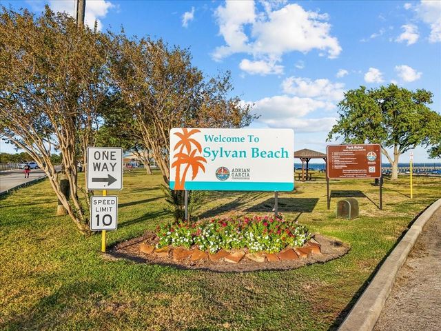 101 Grove Street, La Porte, TX 77571