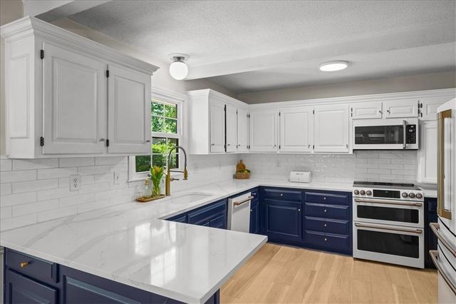 8105 W 99th Street, Overland Park, KS 66212