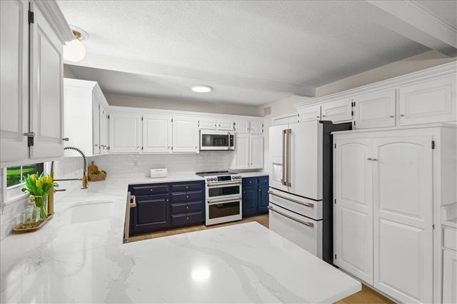 8105 W 99th Street, Overland Park, KS 66212