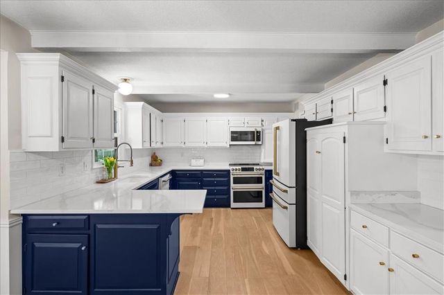 8105 W 99th Street, Overland Park, KS 66212