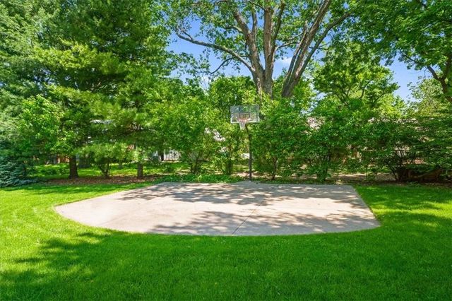 8105 W 99th Street, Overland Park, KS 66212