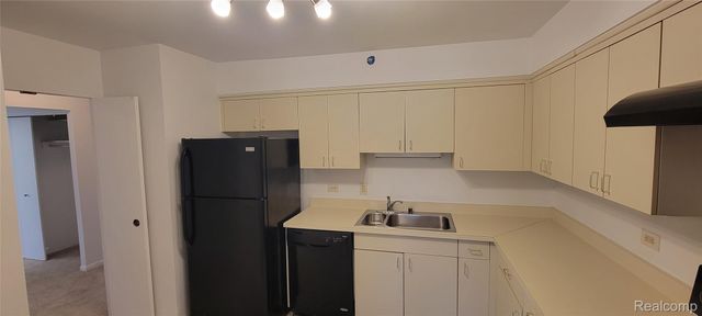 5000 Towncenter Center 607, Southfield, MI 48075