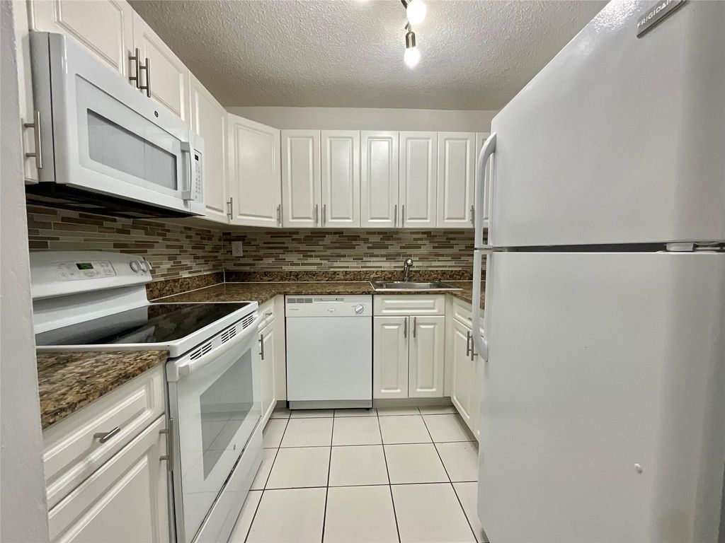9517 Fontainebleau Boulevard 621-203, Miami, FL 33172