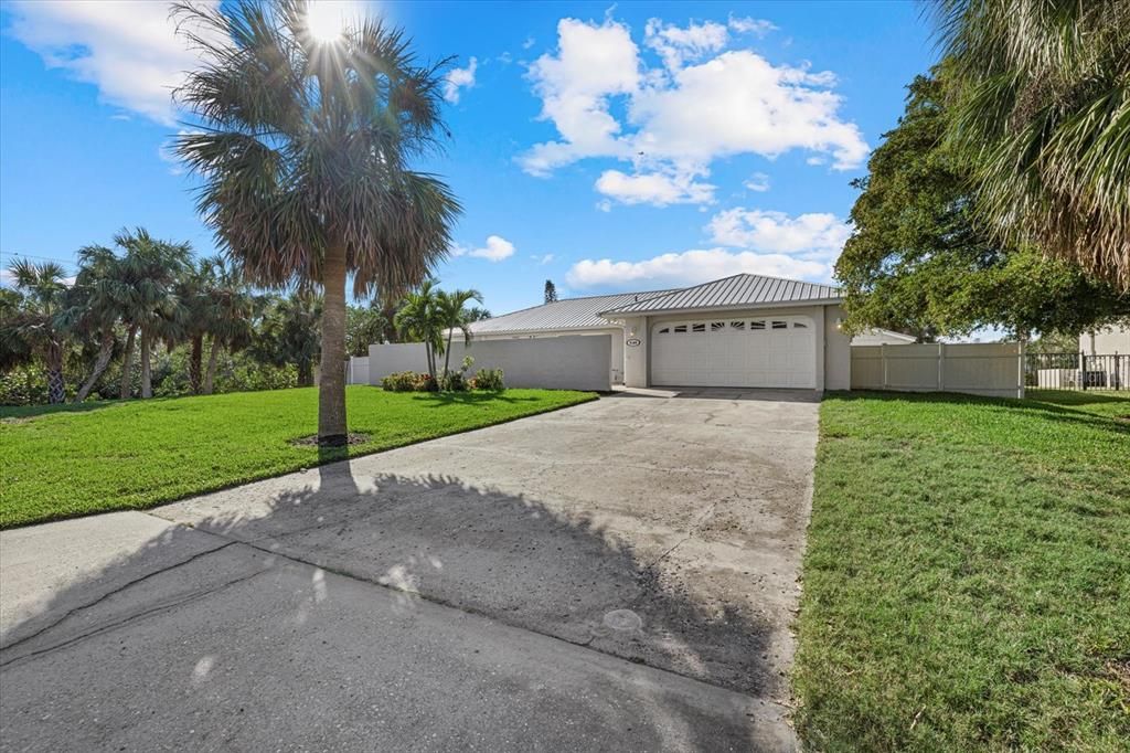 Image 2 of property listing at 5164 WINDWARD AVENUE, Sarasota, FL 34242