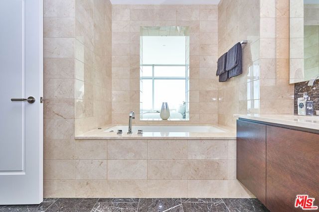 900 W Olympic Boulevard 37B, Los Angeles, CA 90015