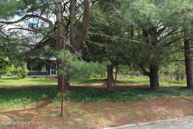 6 Evergreen Drive, Jackson, NJ 08527
