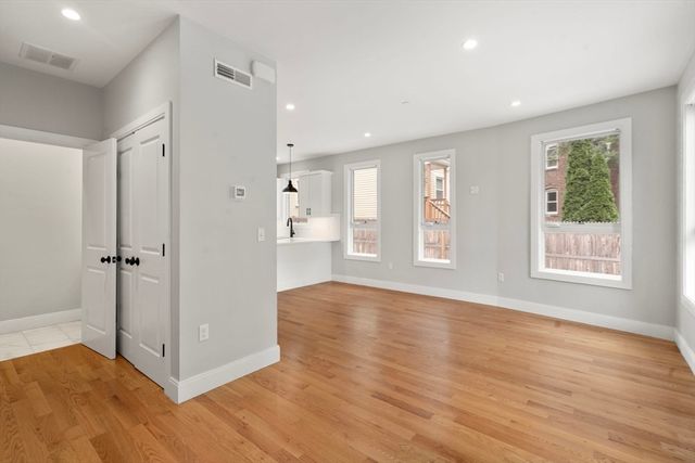 123-125 Centre St TH6, Boston, MA 02124