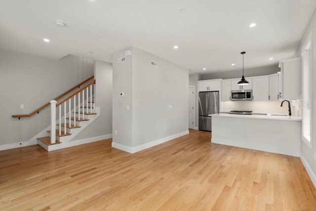 123-125 Centre St TH6, Boston, MA 02124