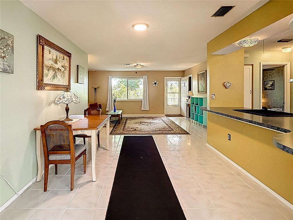 Image 12 of property listing at 601 E SEMINOLE DRIVE, Venice, FL 34293