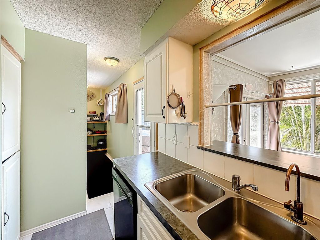 Image 15 of property listing at 601 E SEMINOLE DRIVE, Venice, FL 34293