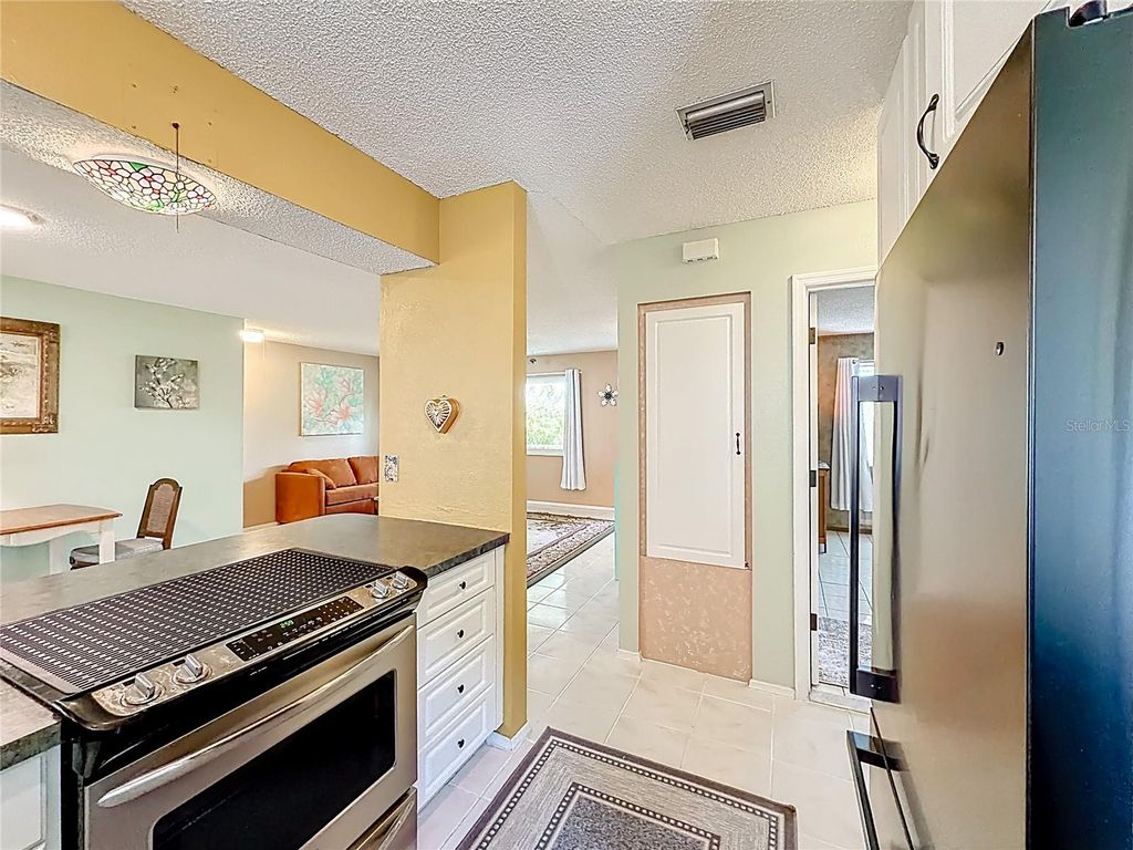 Image 16 of property listing at 601 E SEMINOLE DRIVE, Venice, FL 34293