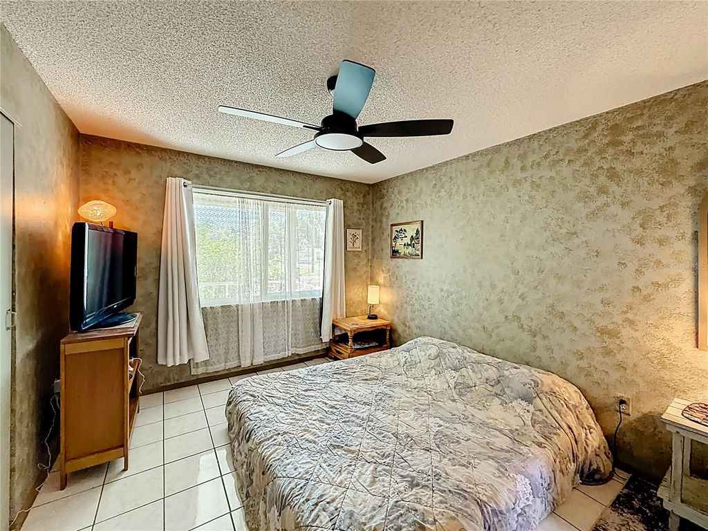 Image 17 of property listing at 601 E SEMINOLE DRIVE, Venice, FL 34293