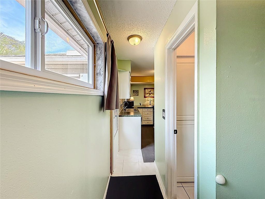 Image 19 of property listing at 601 E SEMINOLE DRIVE, Venice, FL 34293