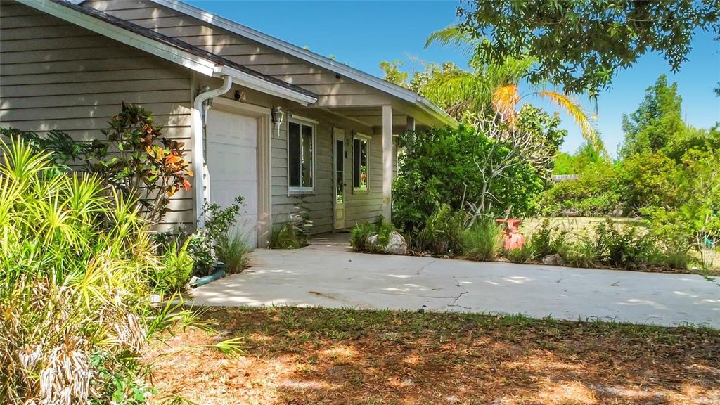 Image 3 of property listing at 601 E SEMINOLE DRIVE, Venice, FL 34293