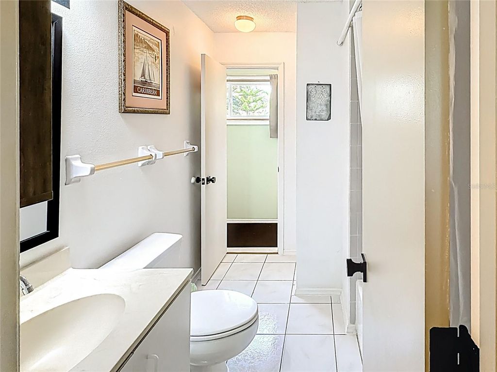 Image 21 of property listing at 601 E SEMINOLE DRIVE, Venice, FL 34293