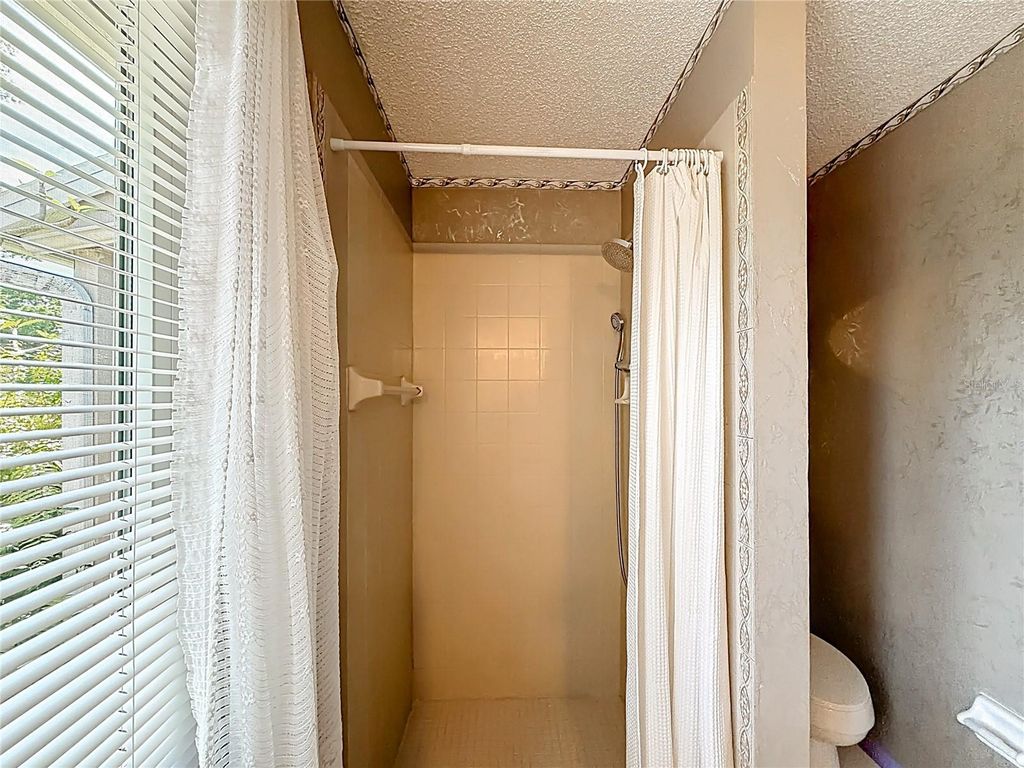 Image 28 of property listing at 601 E SEMINOLE DRIVE, Venice, FL 34293