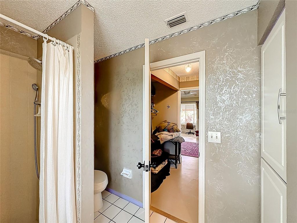 Image 29 of property listing at 601 E SEMINOLE DRIVE, Venice, FL 34293