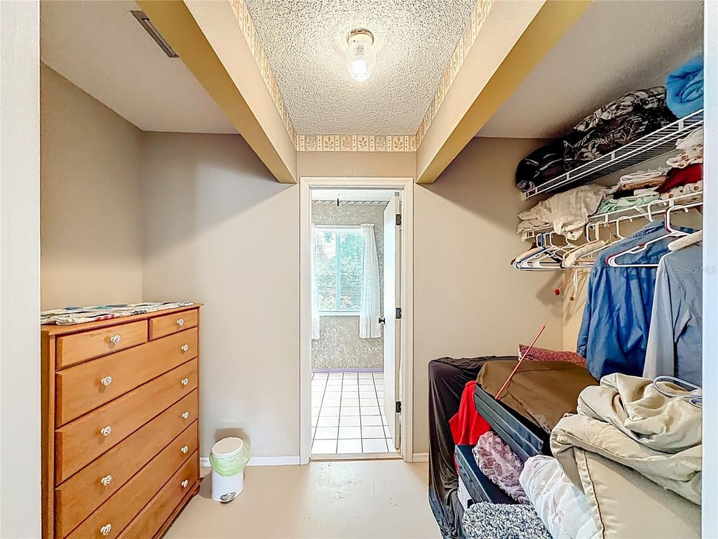 Image 30 of property listing at 601 E SEMINOLE DRIVE, Venice, FL 34293