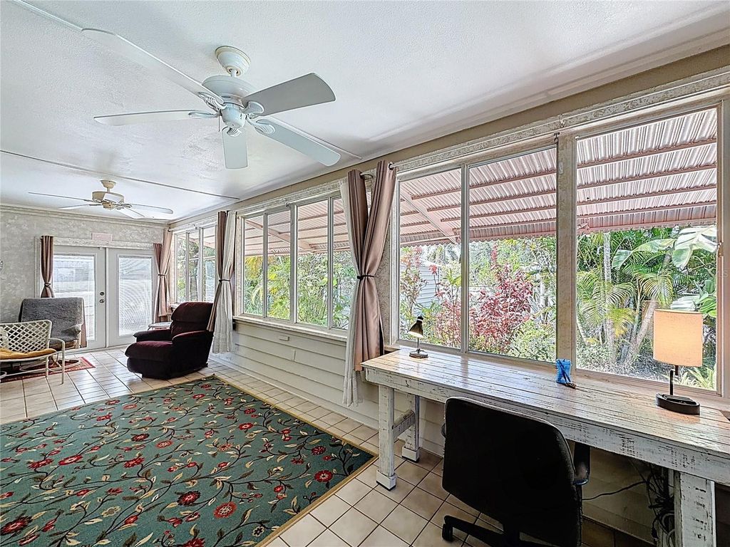 Image 32 of property listing at 601 E SEMINOLE DRIVE, Venice, FL 34293