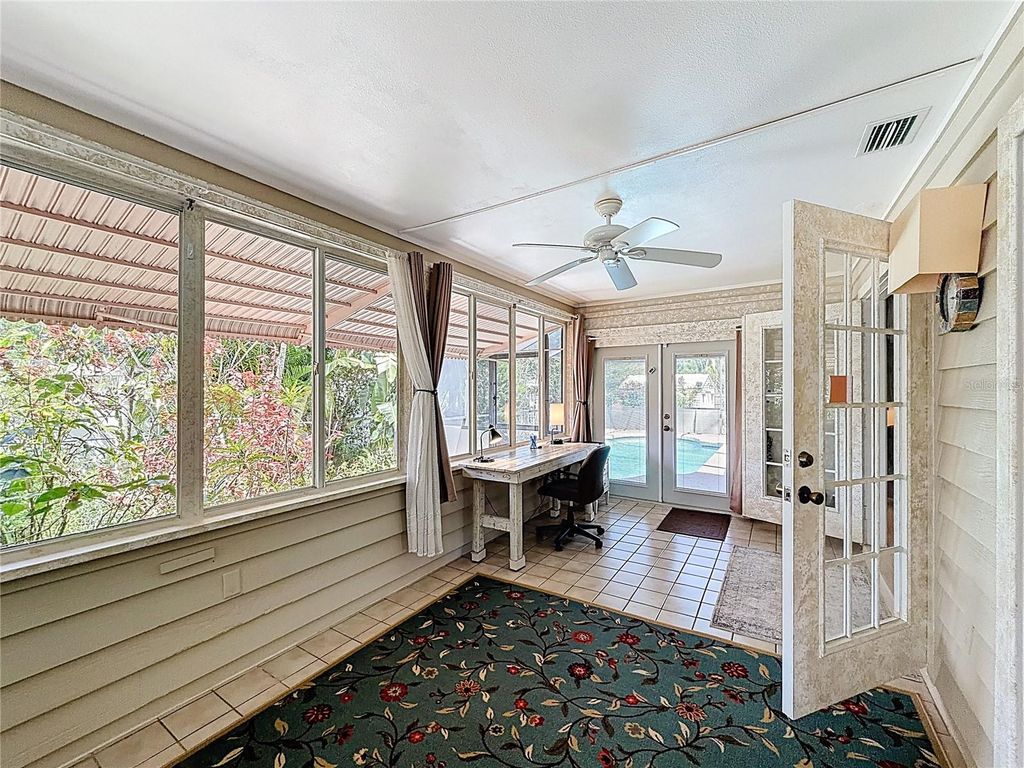 Image 33 of property listing at 601 E SEMINOLE DRIVE, Venice, FL 34293