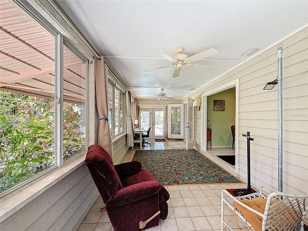 Image 34 of property listing at 601 E SEMINOLE DRIVE, Venice, FL 34293