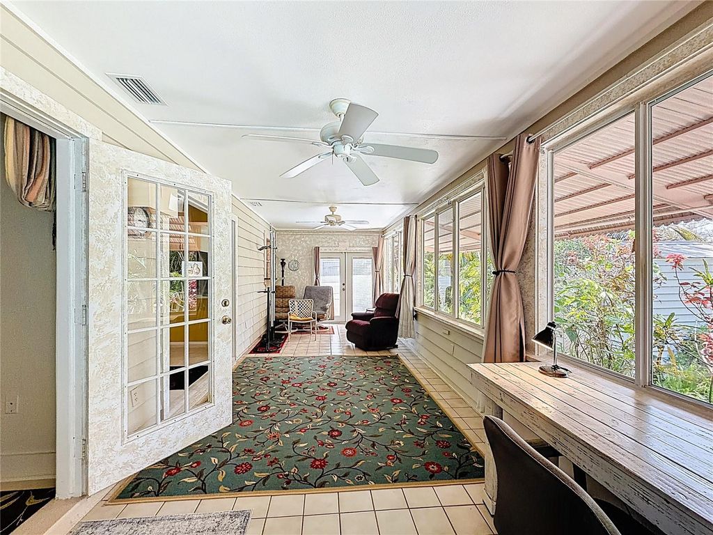 Image 36 of property listing at 601 E SEMINOLE DRIVE, Venice, FL 34293