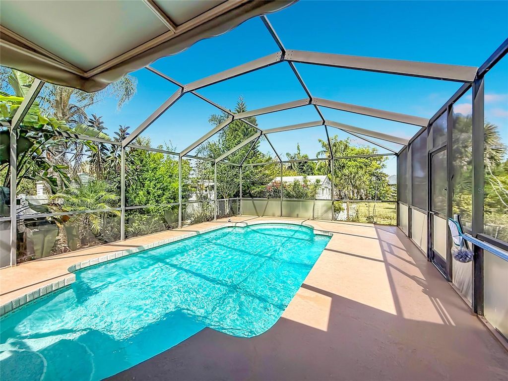 Image 37 of property listing at 601 E SEMINOLE DRIVE, Venice, FL 34293