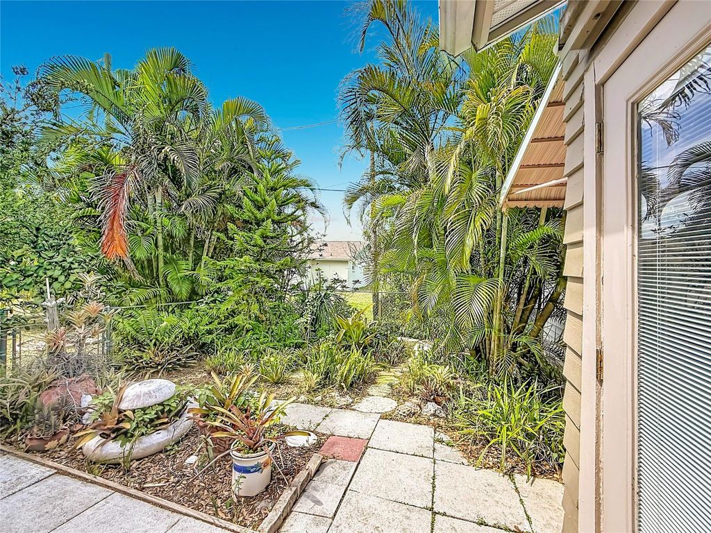 Image 43 of property listing at 601 E SEMINOLE DRIVE, Venice, FL 34293