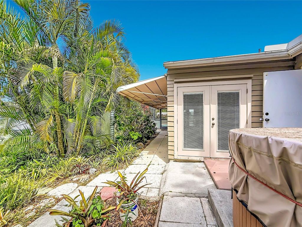 Image 44 of property listing at 601 E SEMINOLE DRIVE, Venice, FL 34293