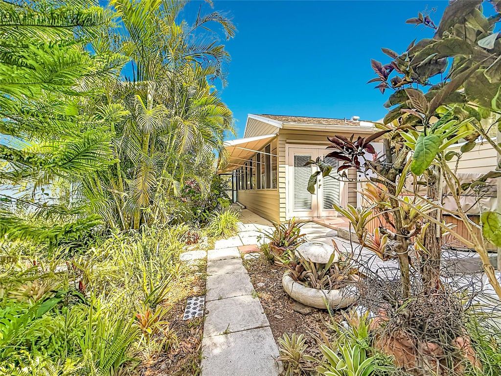 Image 45 of property listing at 601 E SEMINOLE DRIVE, Venice, FL 34293