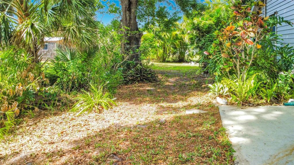 Image 47 of property listing at 601 E SEMINOLE DRIVE, Venice, FL 34293