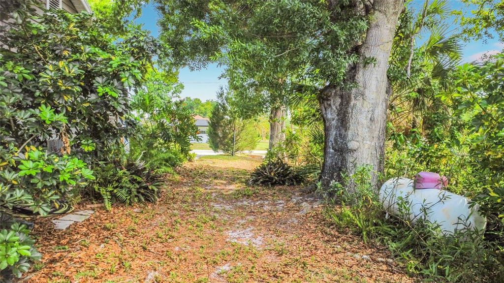 Image 48 of property listing at 601 E SEMINOLE DRIVE, Venice, FL 34293