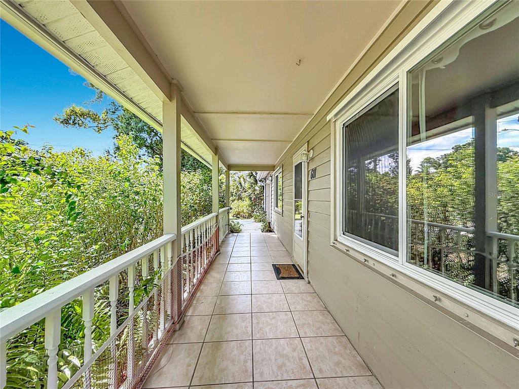 Image 6 of property listing at 601 E SEMINOLE DRIVE, Venice, FL 34293