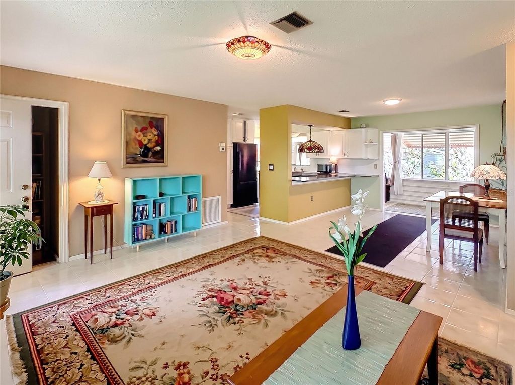 Image 8 of property listing at 601 E SEMINOLE DRIVE, Venice, FL 34293