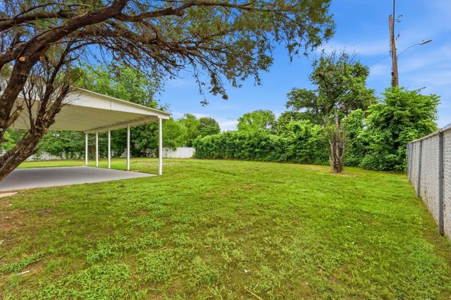 300 Leighton Drive, Terrell, TX 75160