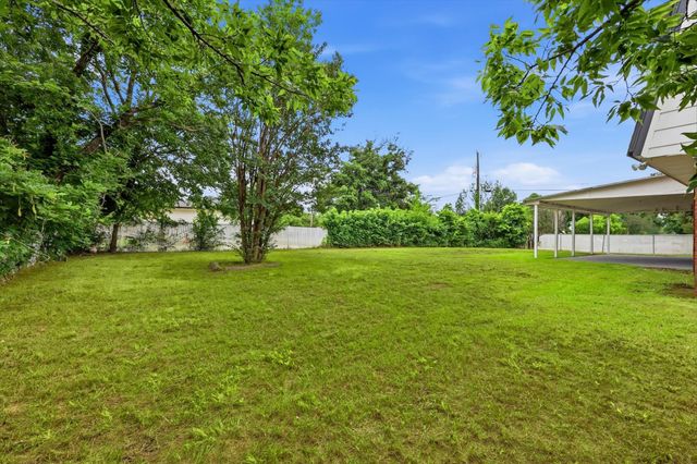 300 Leighton Drive, Terrell, TX 75160
