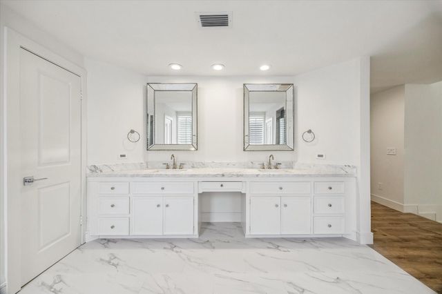 152 Sugarberry Circle, Houston, TX 77024