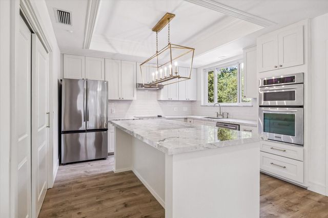 152 Sugarberry Circle, Houston, TX 77024